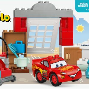 Lynet Mcqueens Besøg i Docs Værksted