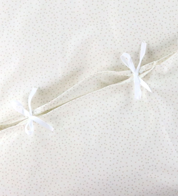 Nørgaard Madsens Sengetøj - Baby - Off White m. Beige Prikker