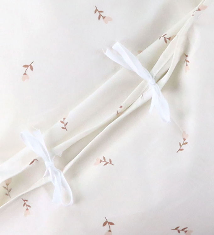 Nørgaard Madsens Sengetøj - Baby - Off White m. Mauve Blomster